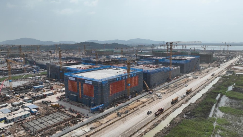 珠海富山工业城一标段首栋封顶_腾讯新闻