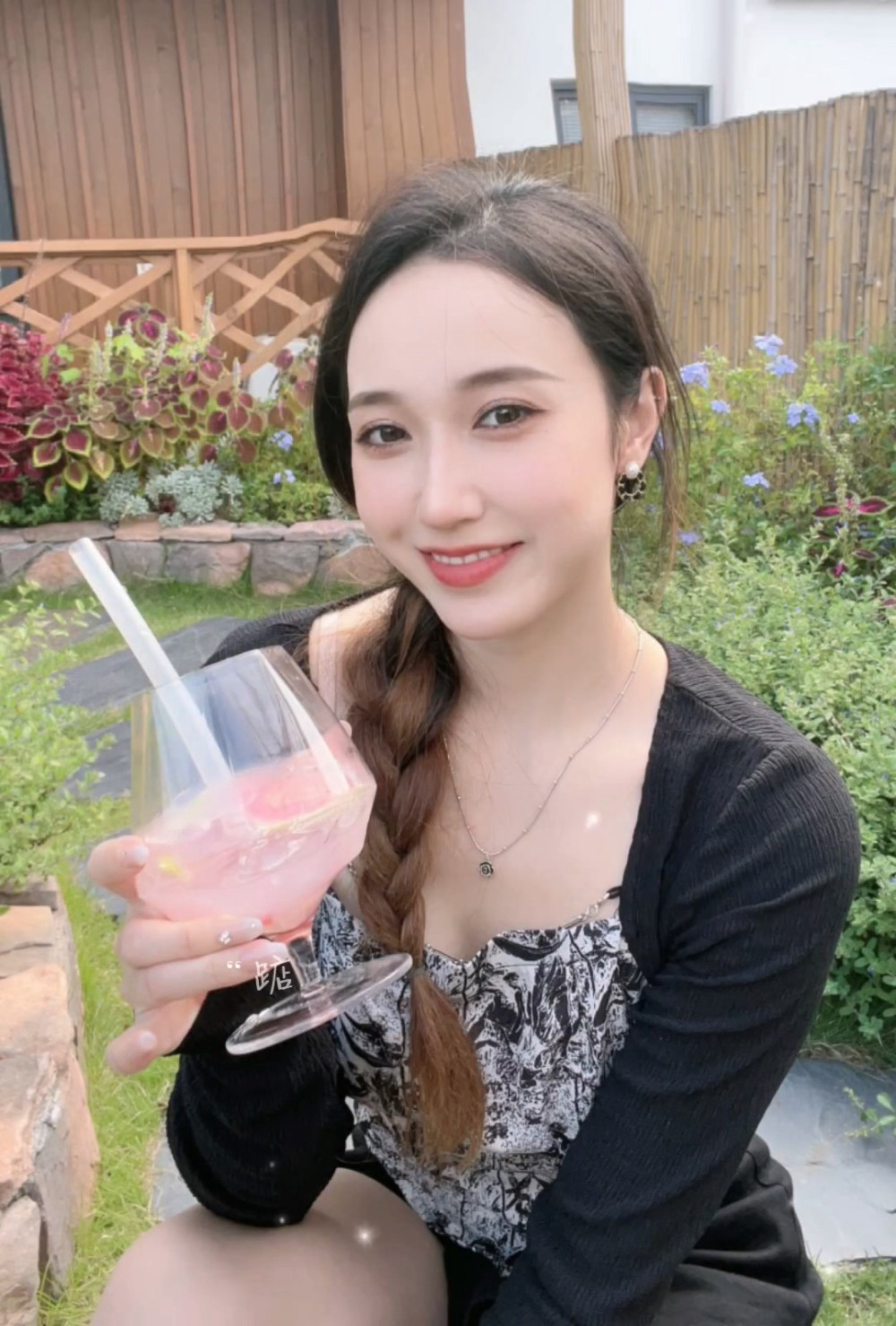 黄秋爽留言写道:"我真的很想有时间去整容啊,啊哈哈哈哈哈哈哈哈.