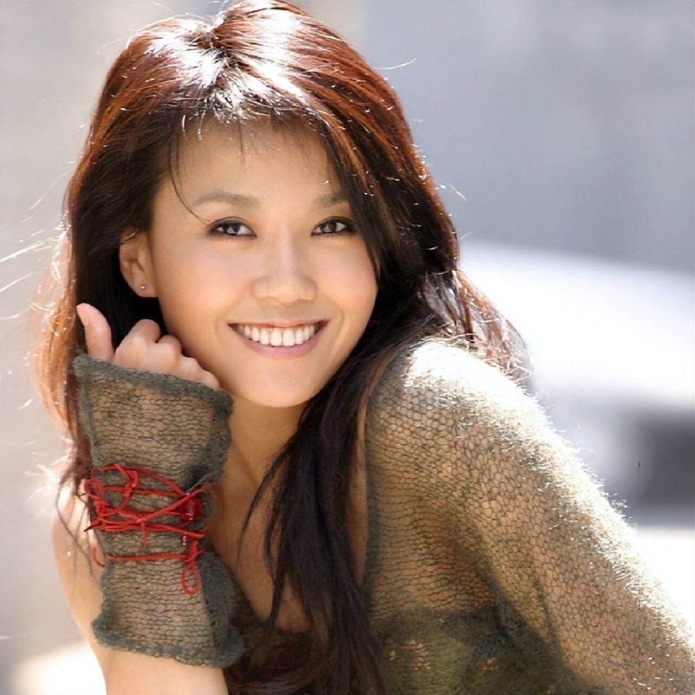 26岁称霸歌坛,43岁走穴卖唱,王蓉是怎么把自己"作"下神坛的? - 微新闻