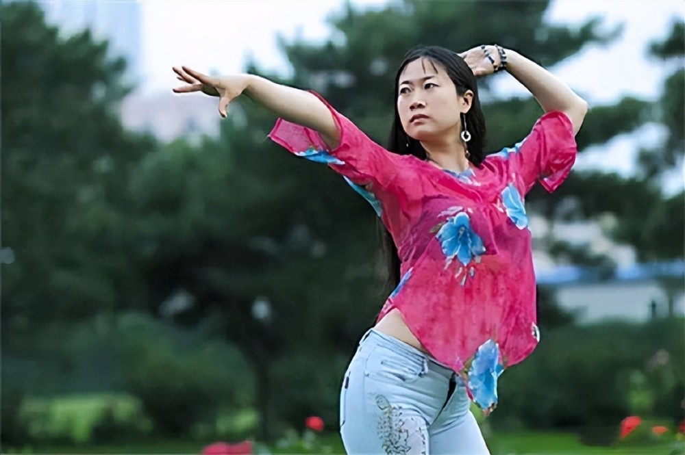 26岁称霸歌坛,43岁走穴卖唱,王蓉是怎么把自己"作"下神坛的?