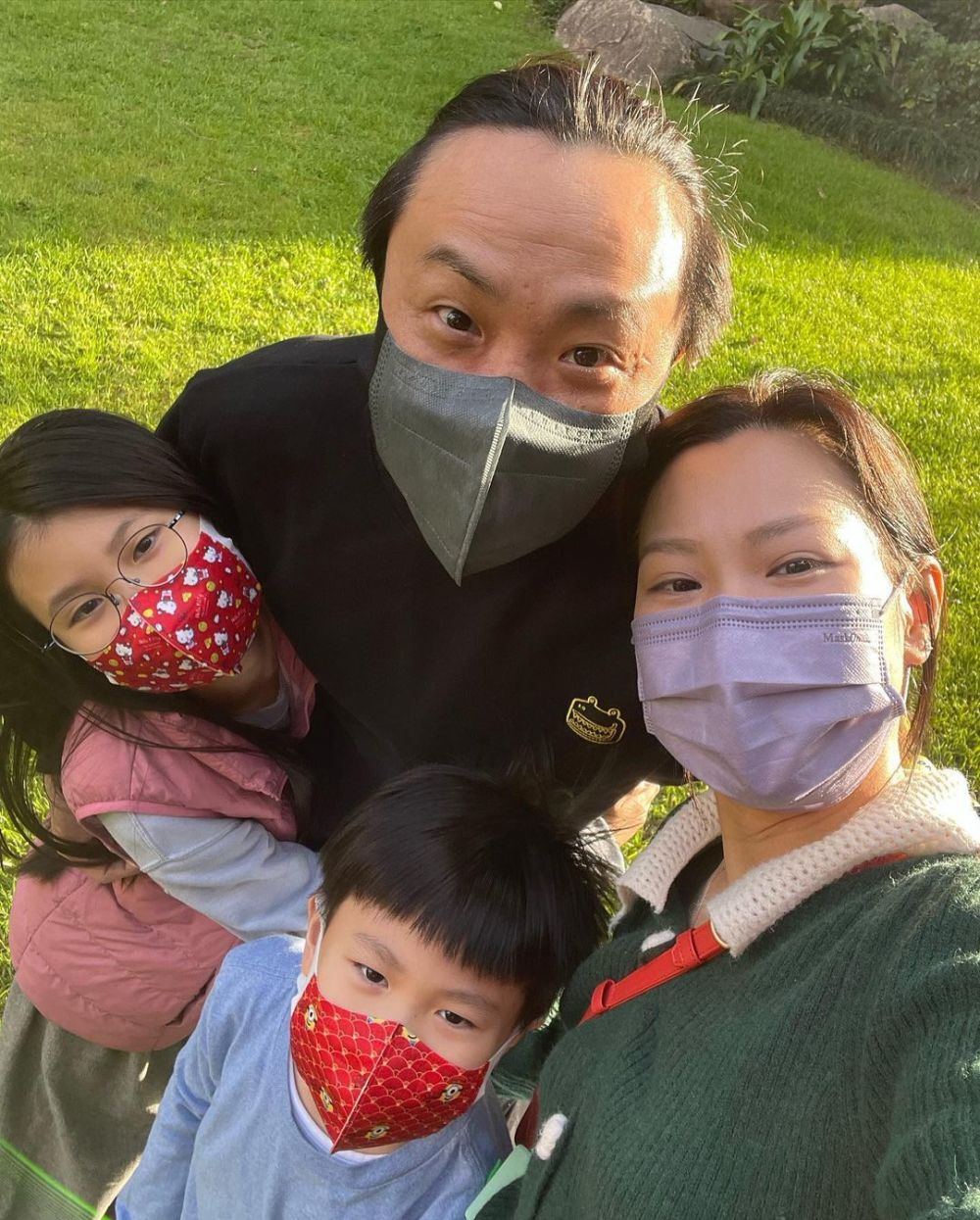 郑中基妻子罕晒娃!11岁女儿脖挂蟒蛇很淡定,7岁儿子亲吻大龟