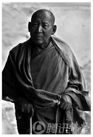 实拍藏地十六位终生闭关的修行人