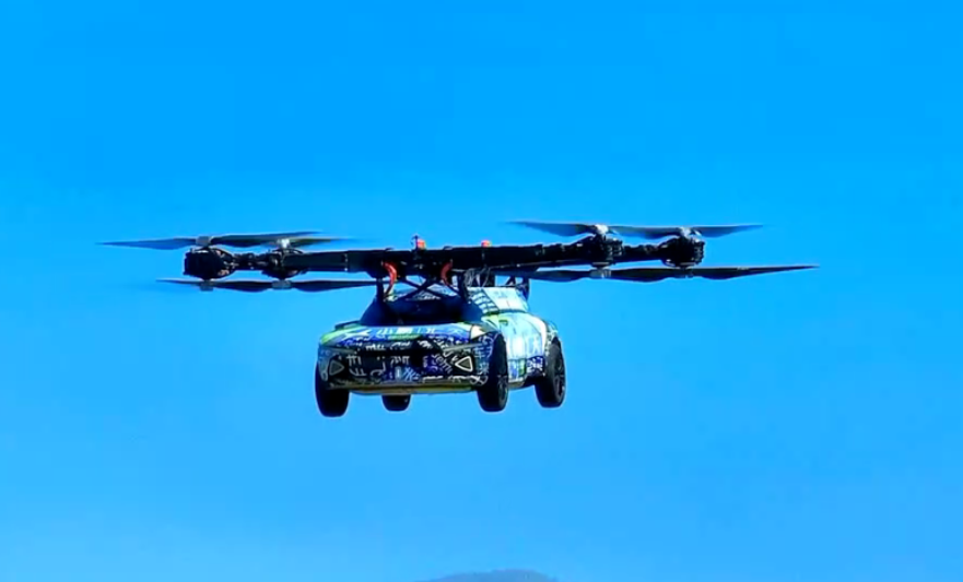 地上能跑天上能飞小鹏飞行汽车亮相网友无人机叼着汽车跑
