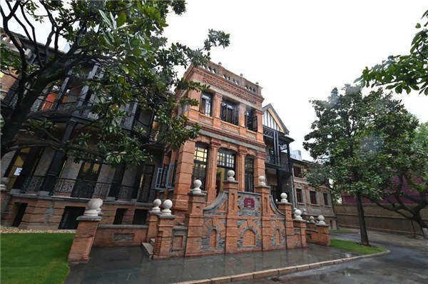 图说:华山·263老字号品牌馆朱光/文华山路263弄口,看起来与所有这条