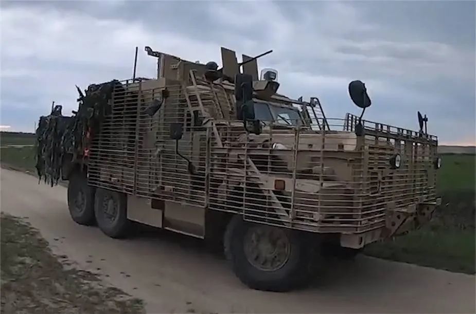 英国猎狼犬战术支援车在赫尔松被击毁美国制造全身格栅装甲