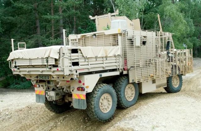 英国猎狼犬战术支援车在赫尔松被击毁,美国制造,全身格栅装甲