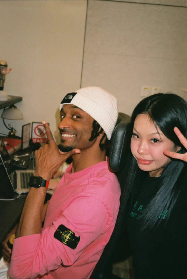 两人都在一起两三年了.问题是,万妮达和著名制作人harikiri早已官宣.