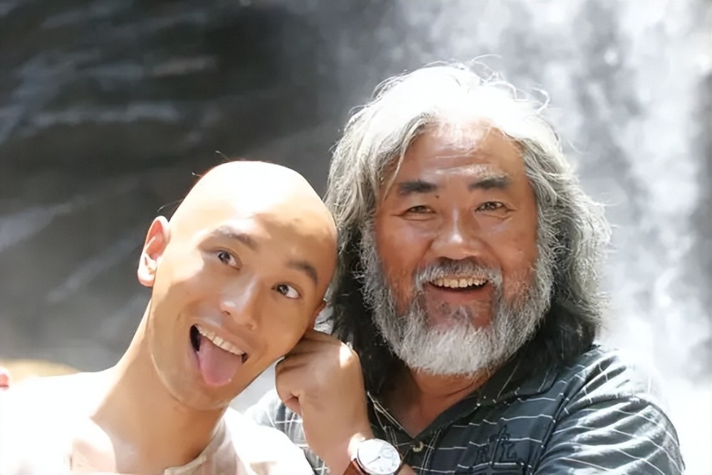 张纪中力挺夫人杜星霖新书,晒黄晓明打call视频,评论区一片嘲讽_腾讯