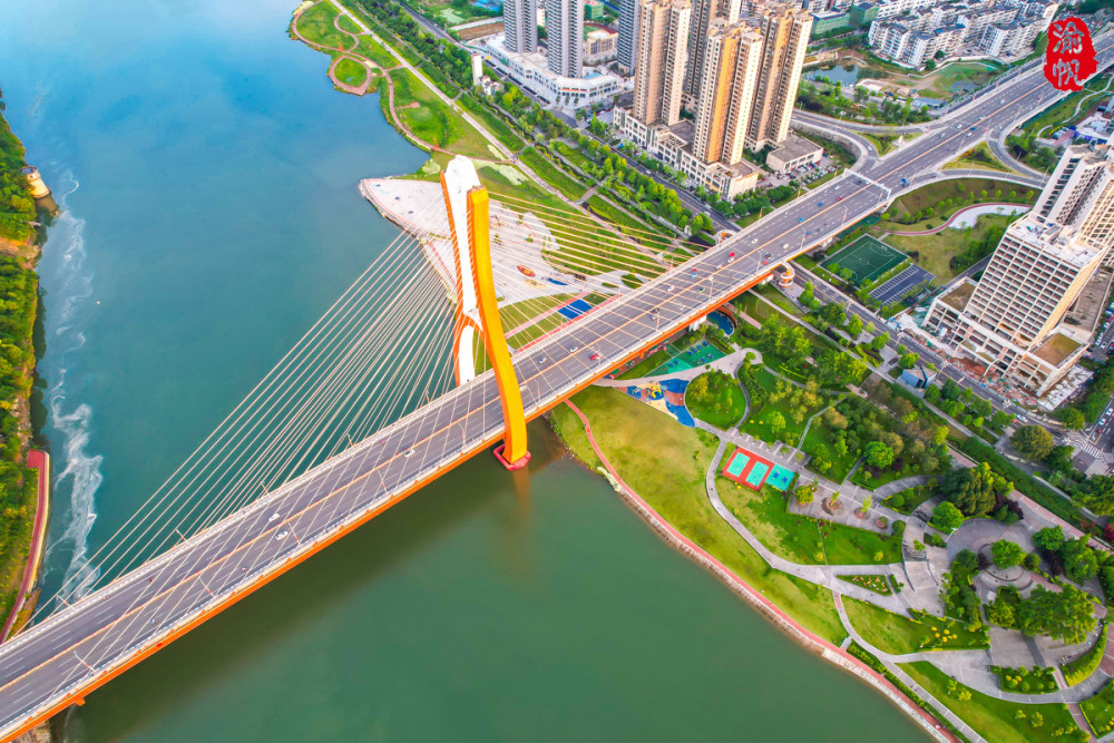 因为如今的潼南不仅高楼林立,车水马龙,而且涪江上的大桥已经有了很多