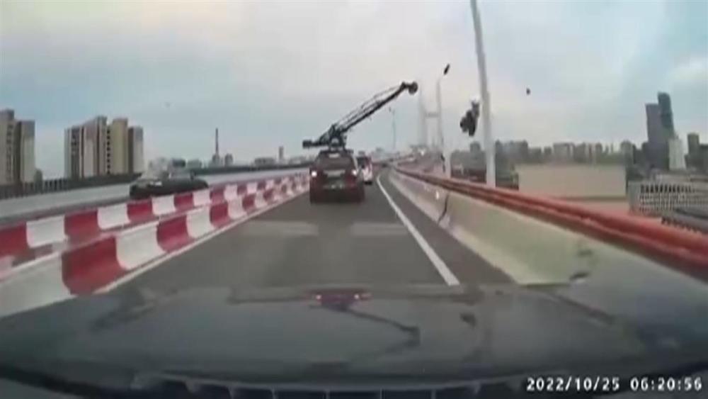 上海一车载摇臂撞上灯柱司机被罚，业内：物损或超300万元