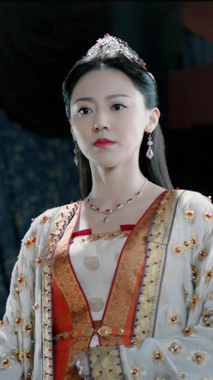 其实,黄梦莹的长相大气温婉,演技也很好,只是缺乏一个好的角色.