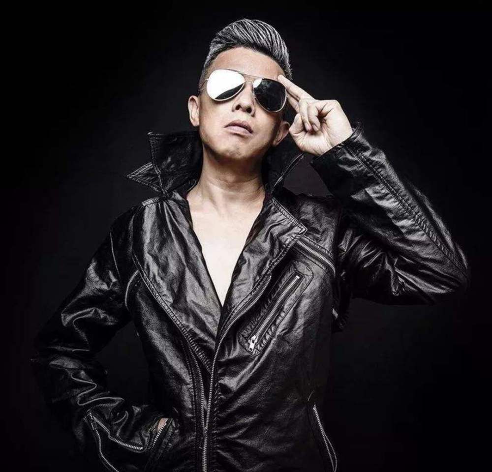 成都魔术师杨屹摔伤已昏迷9天 家人祈祷能有奇迹出现_腾讯新闻