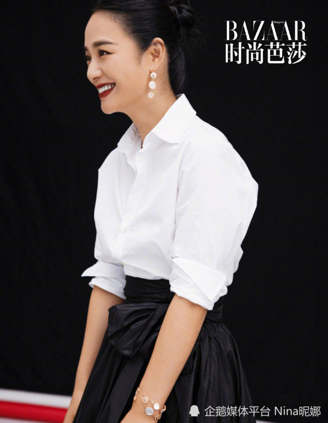 42岁周韵穿小黑裙拍封面颜值真高,肤白黑痣极具特色