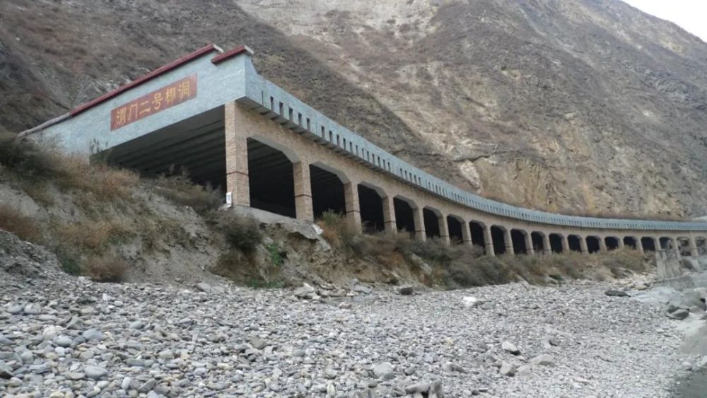 棚洞国道213线川汶公路南新镇附近,汶川地震灾后重建的七星关明洞在