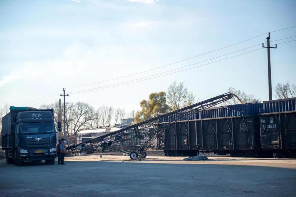 丰收季铁路护航秋粮运输