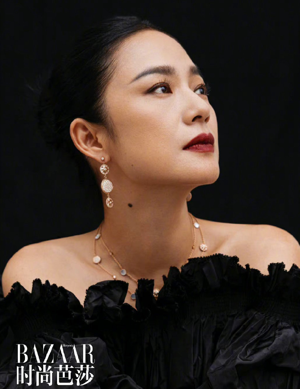 姜文真是选对人了43岁周韵再登杂志封面黑发红唇柔美又大气