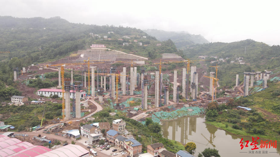 宜攀高速杨柳坝互通建设现场宜攀高速又称沿江高速,是g4216蓉丽高速