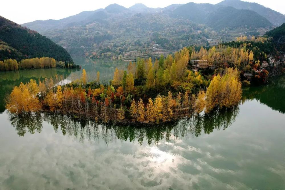 看仙娥湖五彩斑斓的秋