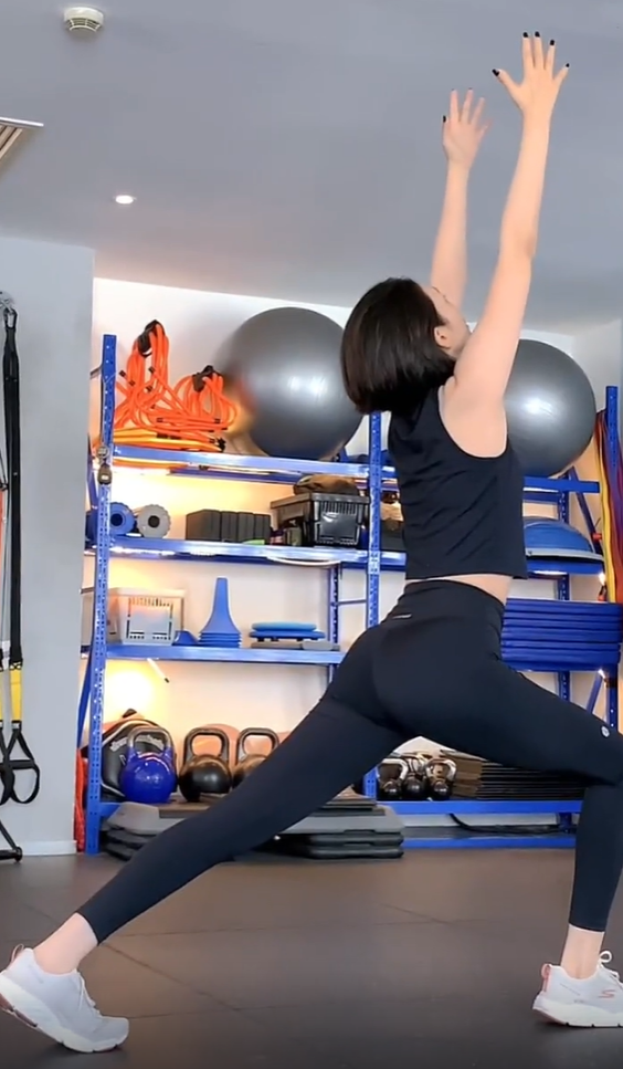 女神童瑶晒素颜健身照片穿运动背心双臂纤细露出一截小细腰