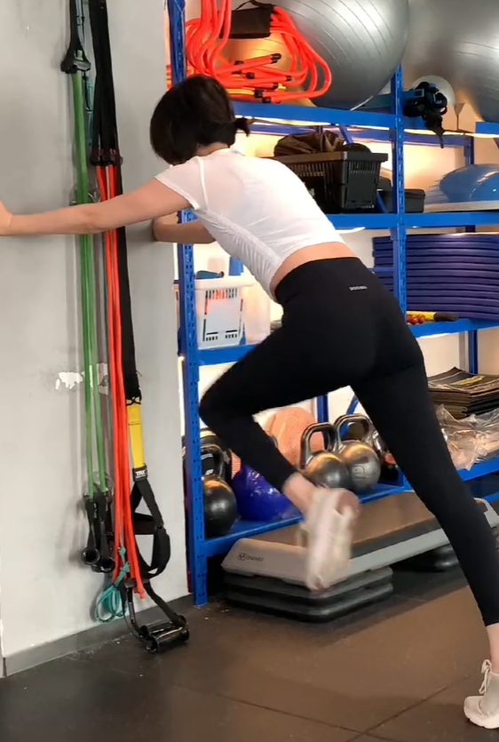 女神童瑶晒素颜健身照片!