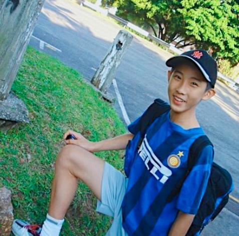 去专业的羽毛球学校训练,10岁时他也获得马来西亚前国手林天朝的指导