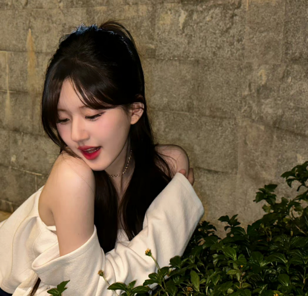 赵露思穿低胸露肩上衣拍照,一边吃东西一边被工作人员伺候