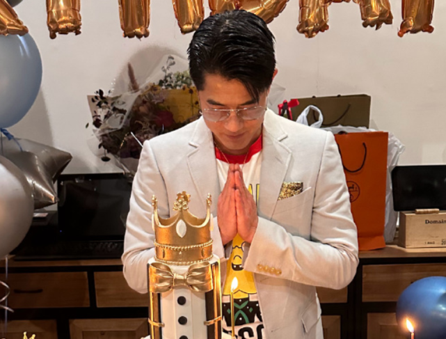 方媛连续四年卡点为老公庆生,郭富城打扮帅气低头许愿,满脸幸福_腾讯