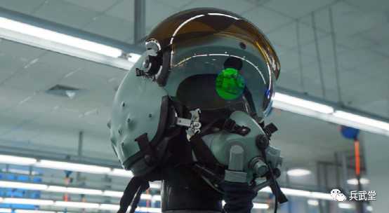 根据媒体公开报道,我们看到了歼20的专用头盔,因为其头盔罩表明用于头