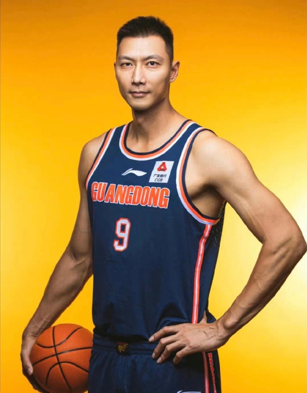 2011年,nba停摆结束后,易建联签约达拉斯小牛,一年之后,易建