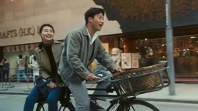 大家印象最深的估计就是张曼玉坐在黎明自行车后座上唱甜蜜蜜的镜头