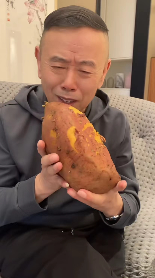 地瓜,潘长江看到后愣了好久,但似乎是不想辜负外孙的好意,表情复杂地