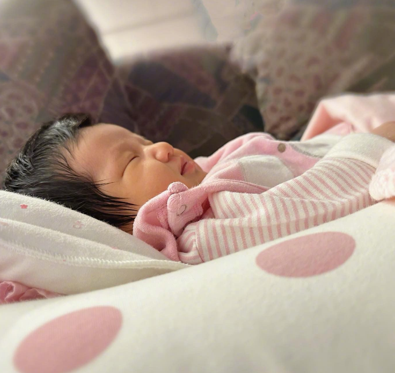 毕竟是混血宝宝,从钟嘉欣的照片中来看,孩子的五官的确很立体,再加上