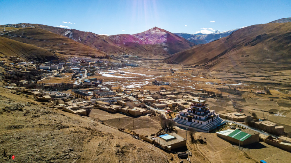 在旧时,同卡镇是八宿县的县城所在,当时的人民政府驻地也在这里.