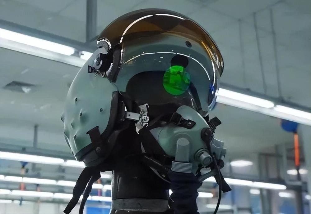 大方公开央视首次展示歼20歼16先进头盔关键时刻能救命