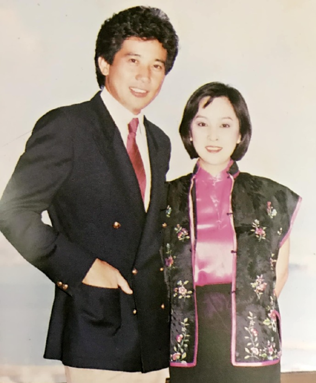 秦汉带孙女儿媳公园游玩76岁依旧不服老爬高运动身姿矫健