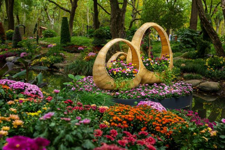 园方结合公园原有的自然景观,在主干道两侧,原花艺馆及华明桥南侧等