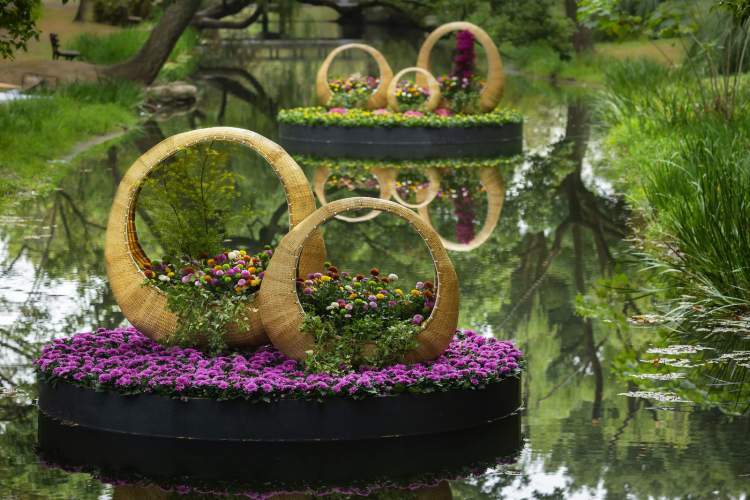 园方结合公园原有的自然景观,在主干道两侧,原花艺馆及华明桥南侧等