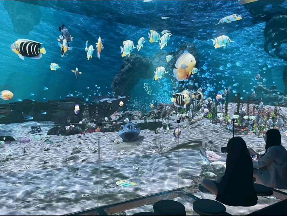 阿哩乐悬空玻璃剧场,沉浸式享受光影与色彩映射的美景!