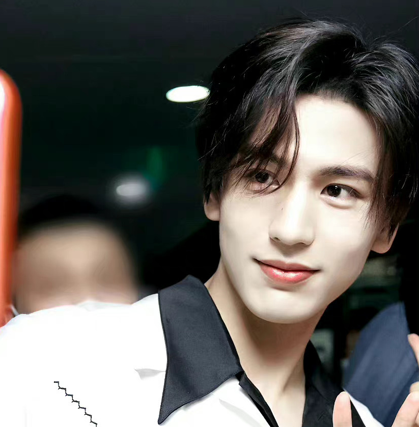 张凌赫他从火光中走来撑伞氛围感好绝乍一看像好多明星