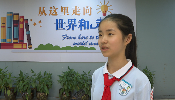 14时30分,在瑞安市外国语小学,72名品学兼优学生上台领取600元"助优"