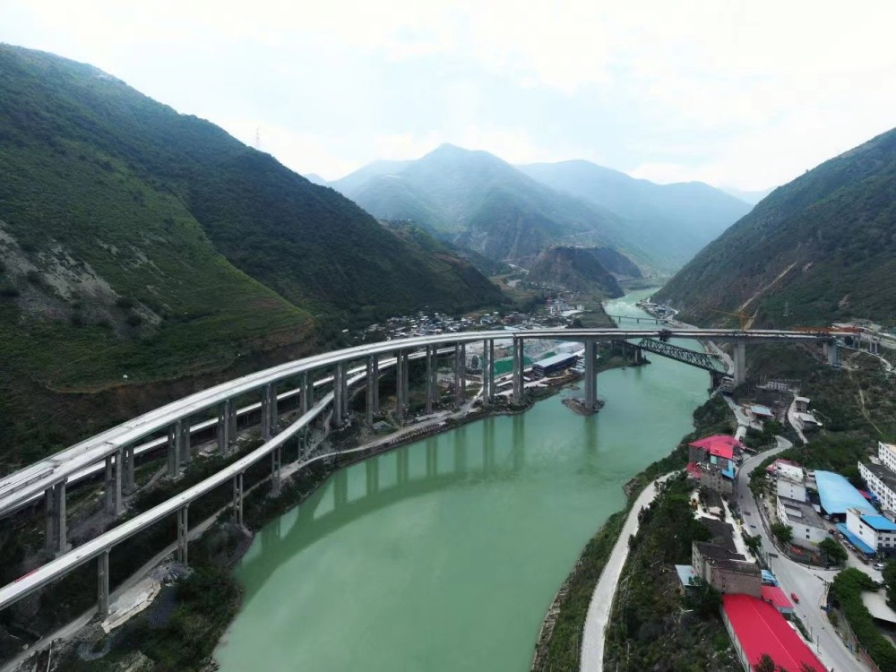 乌斯河隧道贯通 峨汉高速部分路段年底通车