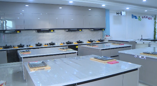 烹饪教室设有8个灶台4台抽油烟机4个操作台8个清洗台可以容纳40多名