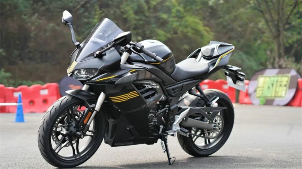 无极250rr竞技版数据公布,座高可调,标配tcs和定风翼_腾讯新闻