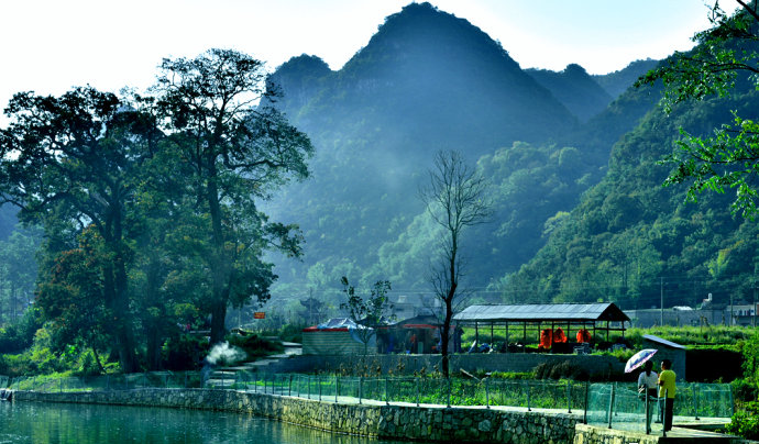 打凼村位于安龙县城东北方向,距县城16公里,风景秀丽,环境幽雅,林木