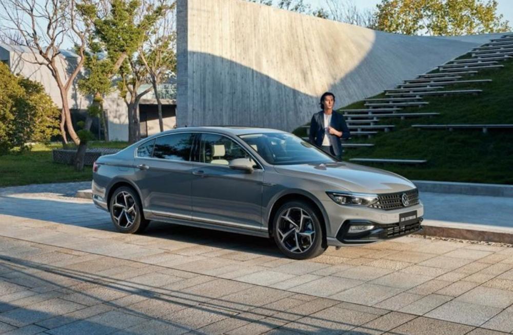 纪念版迈腾来了,"水泥灰"涂装,四排气,要抢cc的饭碗_腾讯新闻