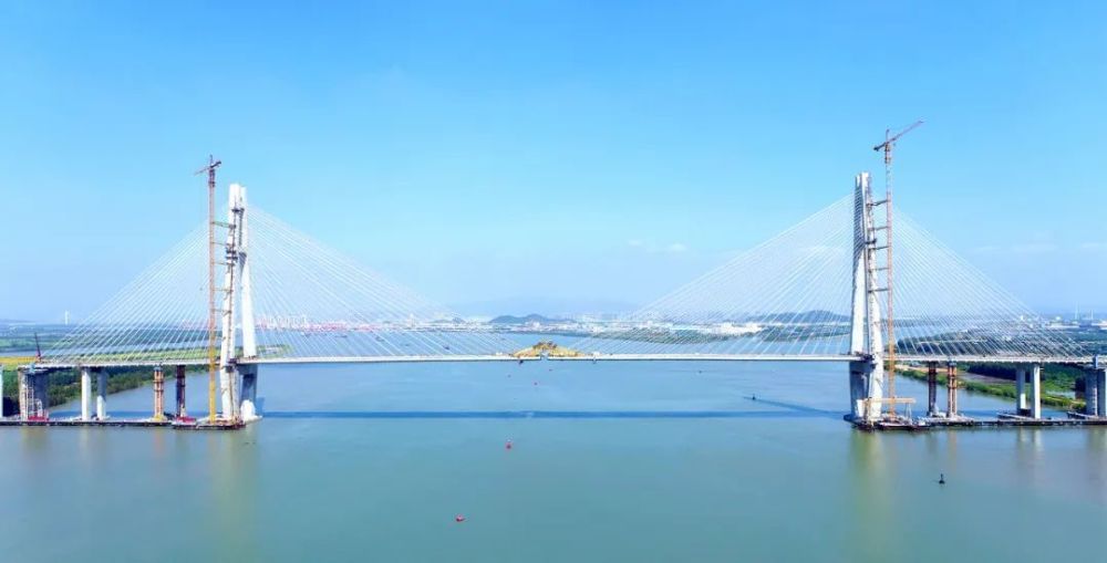 新会第一大桥银洲湖特大桥主桥贯通