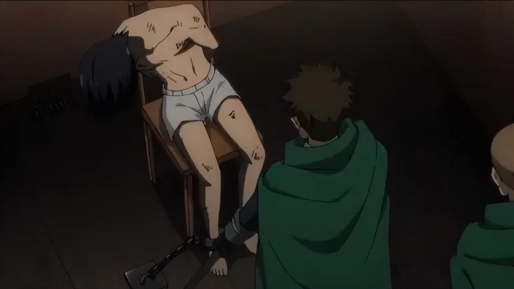 当然,被拷问的人待遇并不会很好,男主直接被绑在椅子上.