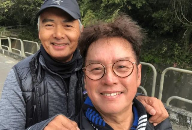 谭咏麟晒与周润发合照,67岁周润发脸色憔悴,相差5岁对比明显