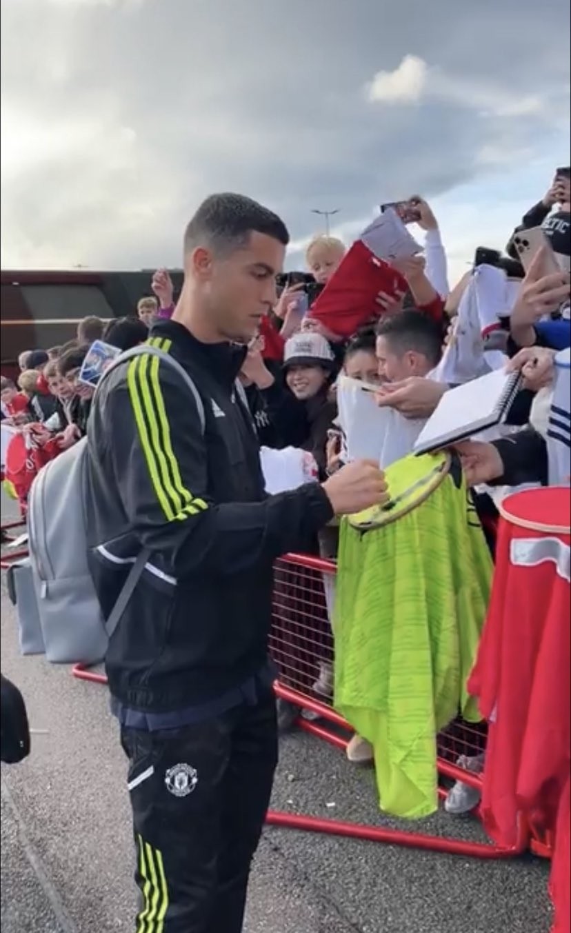 球迷推特晒图c罗已抵达老特拉福德给球迷签名