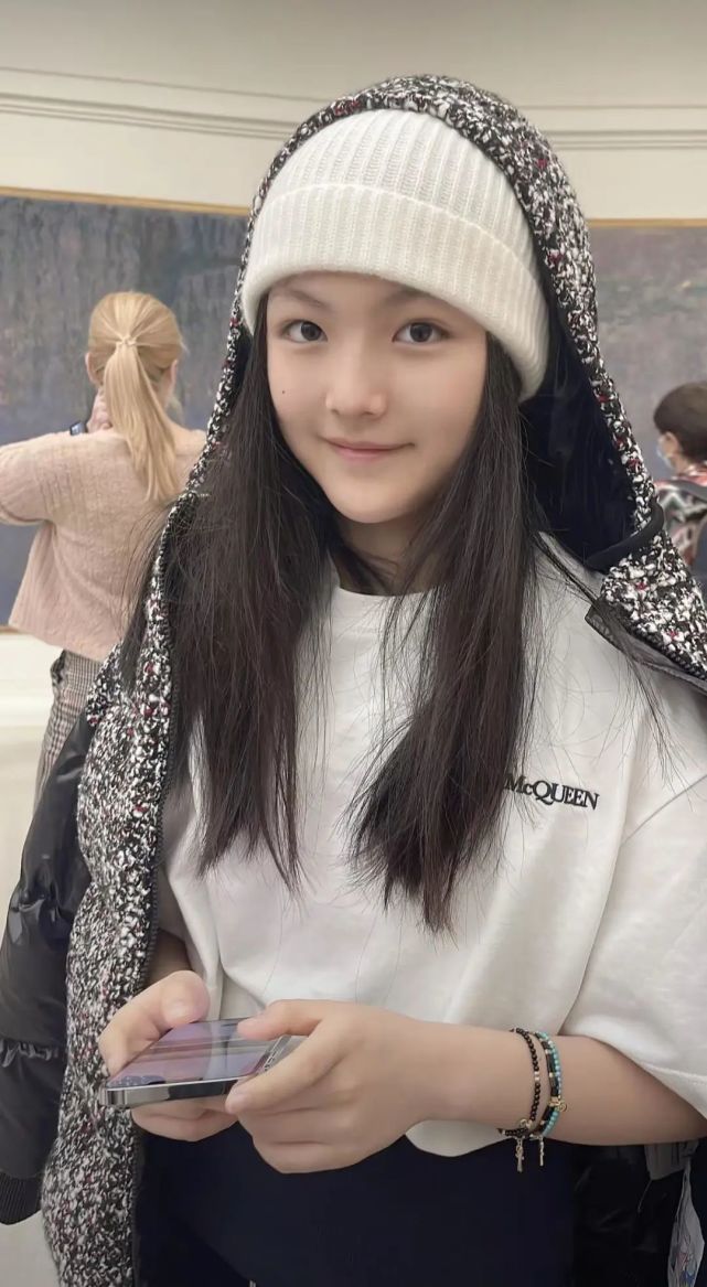 13岁王诗龄近照,穿万元衣服在国外游玩,下巴很尖越来越像妈_腾讯新闻